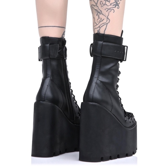 [current mood] • [traitor boots] - Picture 4 of 5